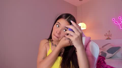 Snapshot of violeth_hill chatting on January 2025 02:38:02 AM Violeth Hill online show from January 2025 02:38:02 AM