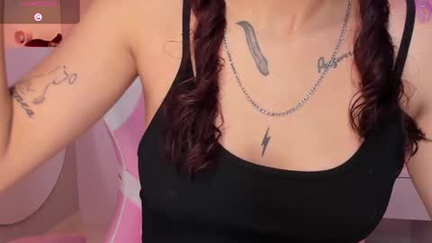 Snapshot of violeth_hill chatting on February 2025 08:29:02 PM Violeth Hill online show from February 2025 08:29:02 PM