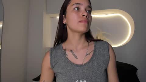 Snapshot of violeth_hill chatting on February 2025 04:09:02 AM Violeth Hill online show from February 2025 04:09:02 AM