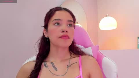 Snapshot of violeth_hill chatting on February 2025 04:37:02 AM Violeth Hill online show from February 2025 04:37:02 AM