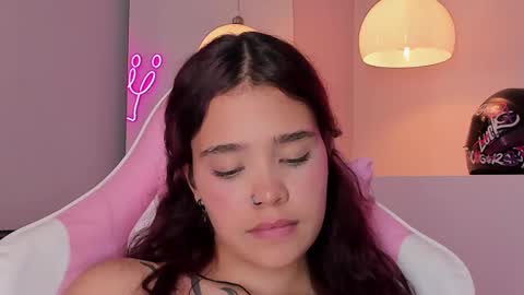 Snapshot of violeth_hill chatting on February 2025 08:15:02 AM Violeth Hill online show from February 2025 08:15:02 AM