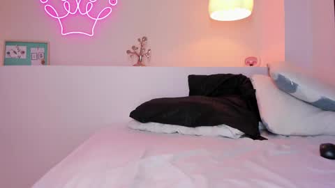 Snapshot of violeth_hill chatting on February 2025 12:10:02 AM Violeth Hill online show from February 2025 12:10:02 AM