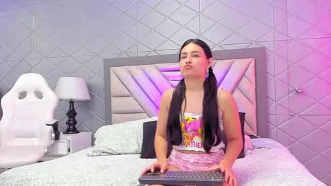 Snapshot of violetrousse chatting on January 2025 06:58:02 PM Violet Rousse online show from January 2025 06:58:02 PM