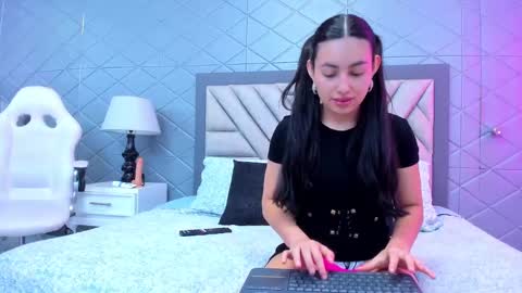 Snapshot of violetrousse chatting on February 2025 12:47:01 PM Violet Rousse online show from February 2025 12:47:01 PM