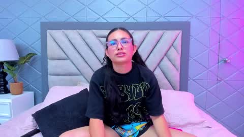 Snapshot of violetrousse chatting on February 2025 03:53:01 PM Violet Rousse online show from February 2025 03:53:01 PM