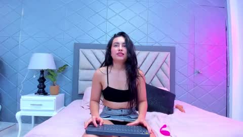 Snapshot of violetrousse chatting on February 2025 06:56:02 PM Violet Rousse online show from February 2025 06:56:02 PM