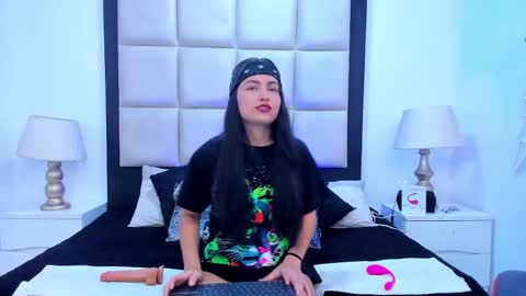 Snapshot of violetrousse chatting on February 2025 12:32:02 PM Violet Rousse online show from February 2025 12:32:02 PM