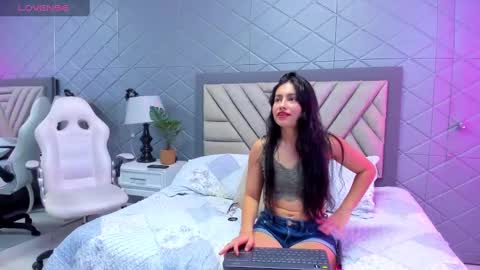 Snapshot of violetrousse chatting on February 2025 01:40:02 PM Violet Rousse online show from February 2025 01:40:02 PM