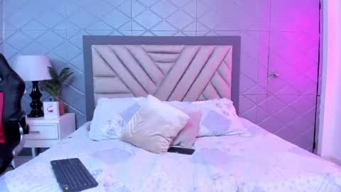 Snapshot of violetrousse chatting on February 2025 12:45:02 PM Violet Rousse online show from February 2025 12:45:02 PM