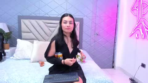 Snapshot of violetrousse chatting on March 2025 11:25:01 PM Violet Rousse online show from March 2025 11:25:01 PM
