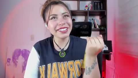 Snapshot of violett_red chatting on July 2026 11:43:01 PM Violeta online show from July 2026 11:43:01 PM