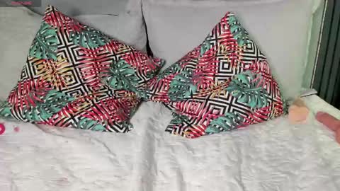 V I O L E T T E  online show from April 2026 09:39:33 PM