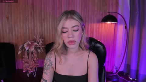 Violett  online show from November 2025 07:35:02 PM