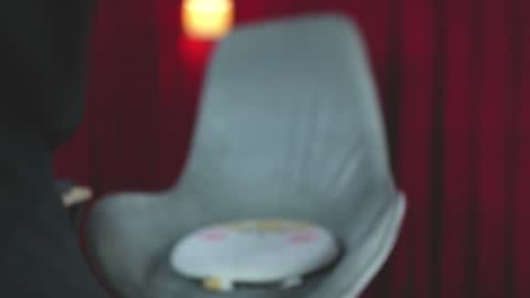 VittaaaPlease help me with your thumbs up its important  online show from December 2024 10:14:02 PM