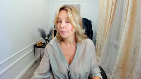 Snapshot of vivianlirei chatting on June 2026 04:39:02 AM Sinti online show from June 2026 04:39:02 AM