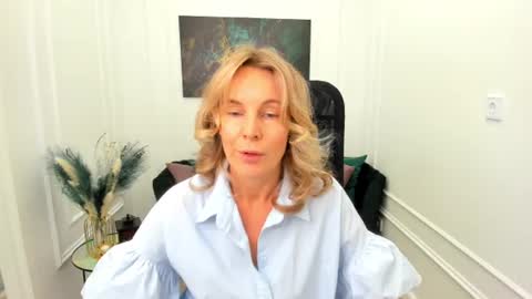 Snapshot of vivianlirei chatting on July 2026 04:29:02 AM Sinti online show from July 2026 04:29:02 AM