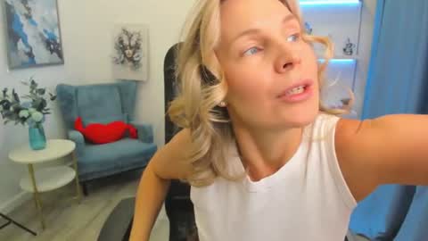 Snapshot of vivianlirei chatting on July 2026 09:45:02 AM Sinti online show from July 2026 09:45:02 AM