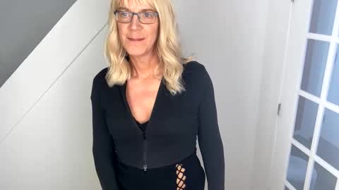 Vivlove online show from December 2024 06:28:02 PM