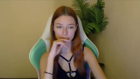 Snapshot of vivien_leight chatting on December 2024 09:40:02 AM Vivien online show from December 2024 09:40:02 AM