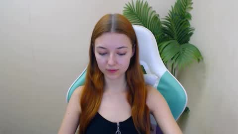 Snapshot of vivien_leight chatting on February 2025 06:39:01 PM Vivien online show from February 2025 06:39:01 PM