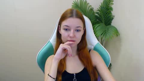 Snapshot of vivien_leight chatting on February 2025 06:48:01 PM Vivien online show from February 2025 06:48:01 PM