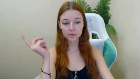 Snapshot of vivien_leight chatting on February 2025 09:50:02 PM Vivien online show from February 2025 09:50:02 PM