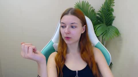 Snapshot of vivien_leight chatting on February 2025 06:40:02 PM Vivien online show from February 2025 06:40:02 PM