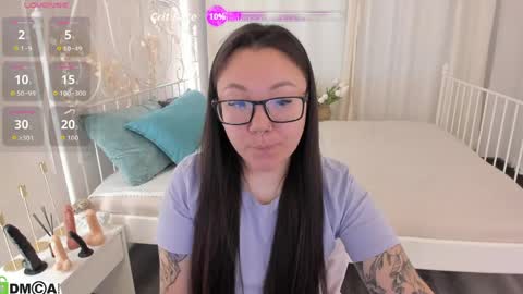 Snapshot of vivien_montclair chatting on June 2026 01:00:01 AM Vivien online show from June 2026 01:00:01 AM