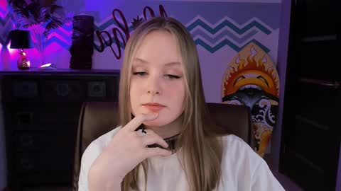 Vivien online show from March 2025 06:19:01 PM