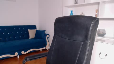 Vivienne online show from March 2025 09:59:01 PM