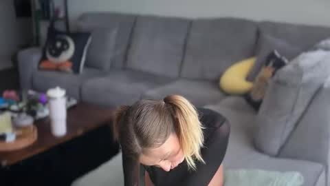 Snapshot of vixenliz chatting on April 2026 03:54:02 PM Liz online show from April 2026 03:54:02 PM