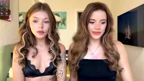 Mia online show from October 2025 12:06:02 PM