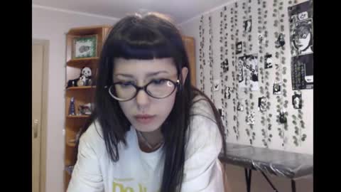 Mina online show from November 2025 07:45:02 PM