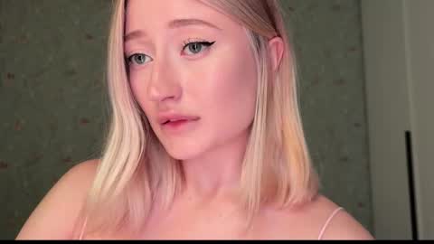 Snapshot of wendy_amber chatting on February 2026 05:00:02 PM Daisy online show from February 2026 05:00:02 PM