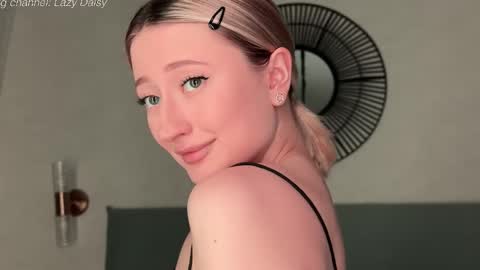 Snapshot of wendy_amber chatting on March 2026 05:52:02 PM Daisy online show from March 2026 05:52:02 PM