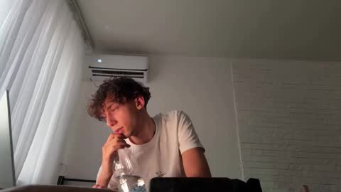 Mia  Please help me to reach 100 thumps up online show from November 2025 01:33:02 PM