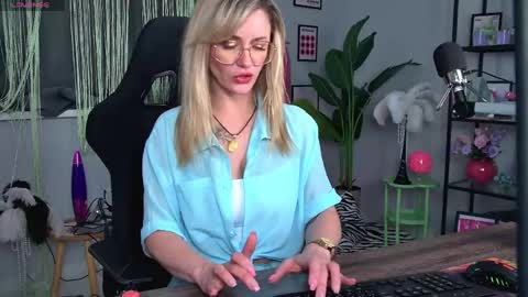 whitneypunnch online show from May 2026 11:40:01 AM