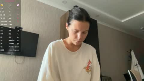 Mia online show from September 2025 05:18:01 AM