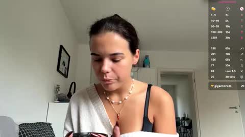 Mia online show from October 2025 07:40:02 AM