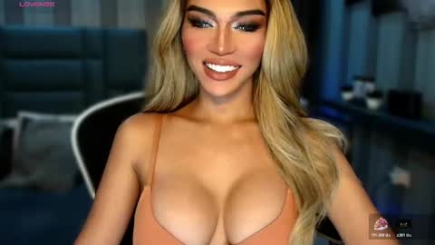 Snapshot of womanofyourdesire_ts chatting on February 2026 01:04:02 AM Julia online show from February 2026 01:04:02 AM