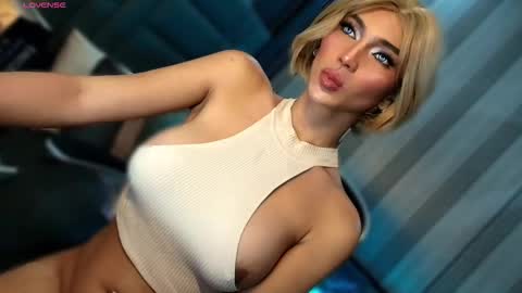 Snapshot of womanofyourdesire_ts chatting on February 2026 02:59:02 AM Julia online show from February 2026 02:59:02 AM