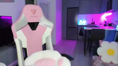 Emi online show from September 2025 07:13:01 PM