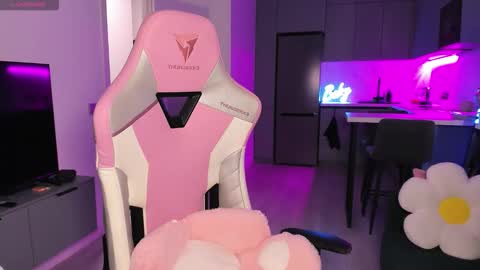 Emi online show from October 2025 05:08:01 PM