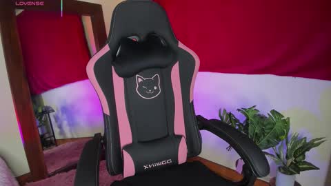 Snapshot of xemily_hardy chatting on October 2025 10:43:02 PM Kanae. online show from October 2025 10:43:02 PM