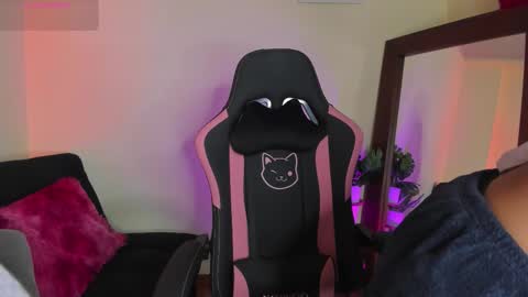 Snapshot of xemily_hardy chatting on November 2025 01:01:01 PM Kanae. online show from November 2025 01:01:01 PM