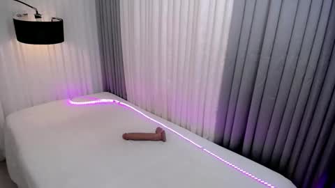 GWEN THOMPSON .......   online show from September 2025 06:08:02 PM