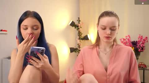 Luna and Lina online show from November 2025 04:22:02 AM