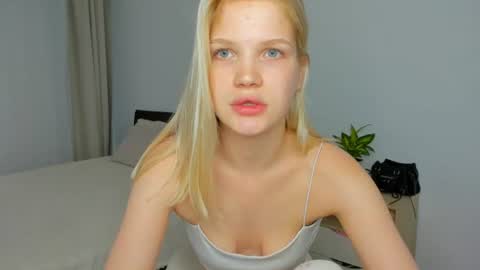 Snapshot of xloe_queen chatting on June 2026 07:39:01 AM Chloe online show from June 2026 07:39:01 AM