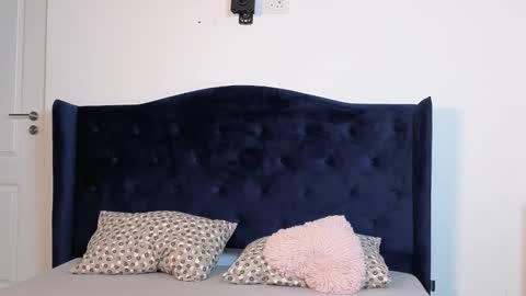 Snapshot of xsexycouples chatting on February 2026 07:29:01 PM AnnaMaee online show from February 2026 07:29:01 PM