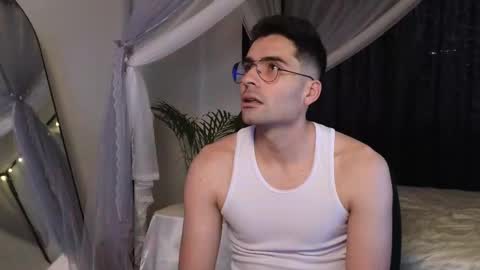 Snapshot of xxxvandersexxx chatting on February 2026 01:05:02 PM July and Fer online show from February 2026 01:05:02 PM